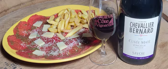 Oplev vores Mondeuse lagret på egetræsfad sammen med vores reviderede opskrift på carpaccio af oksekød.