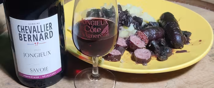 Opdag de klassiske diots de Savoie med den røde Gamay vin fra Domaine Chevallier Bernard.