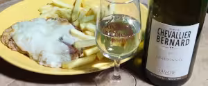 Entdecken Sie unseren weißen Chardonnay aus Savoie zusammen mit einem italienischen Gericht! Die gratinierten Mailänder Schnitzel, die perfekt mit frischer Pasta oder Pommes serviert werden können.