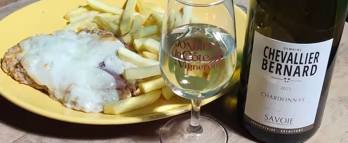 Opdag vores hvide vin Chardonnay fra Savoie sammen med en italiensk ret! Den gratinerede Milanesa schnitzel er perfekt sammen med frisk pasta eller pommes frites.