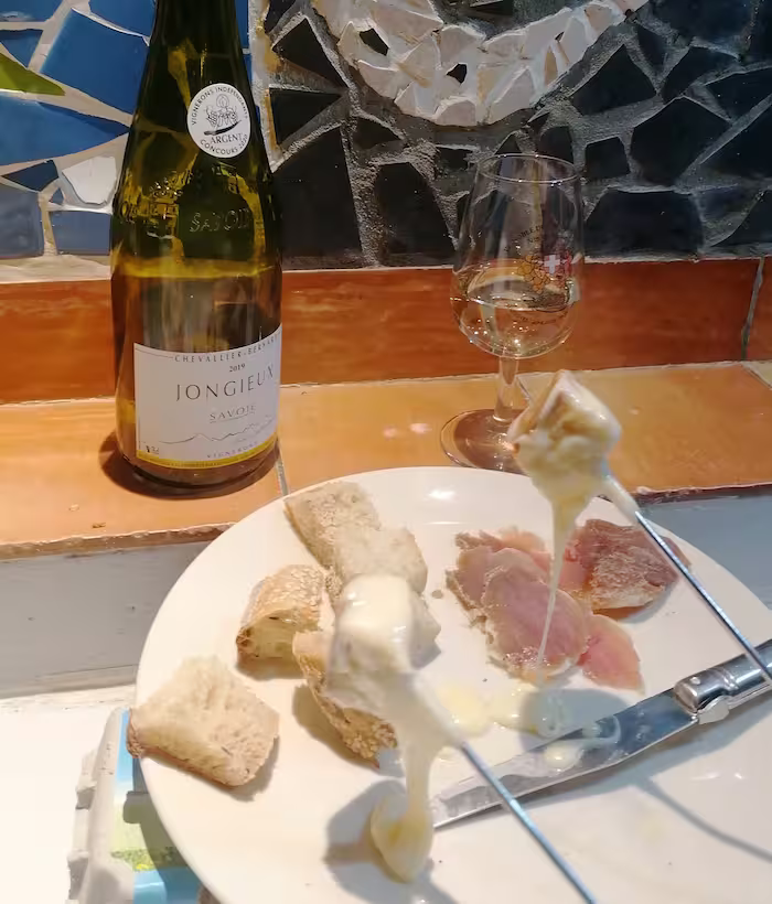 Oplev vores Jongieux Blanc Jacquère sammen med en Savoyard Fondue.