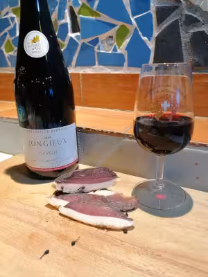 享受我们红酒Jongieux Gamay与开胃菜搭配的时光。你是否厌倦了不清楚你所食用的香肠包含了什么?自己动手做吧!