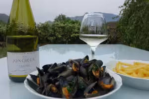 Kennen Sie Muscheln Marinière mit Weißwein aus Savoyen? Fügen Sie eine fruchtige Note zu Ihren Muscheln hinzu! Entdecken Sie unseren Jongieux Jacquère Weißwein, ein Favorit des Guide Hachette 2021.