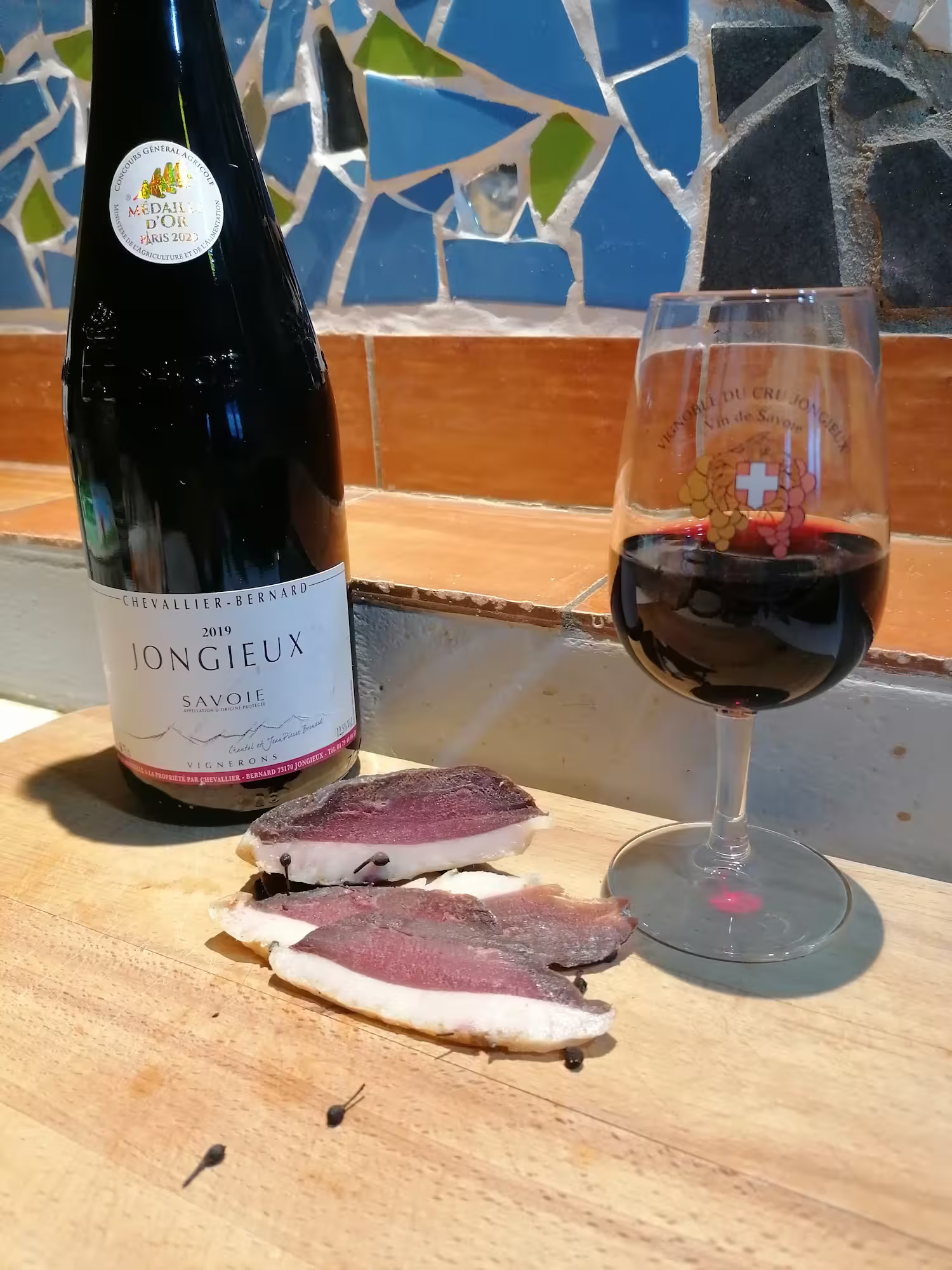 Enjoy our Jongieux Gamay red wine during an aperitif. Tired of not knowing what's in your charcuterie? Make your own!