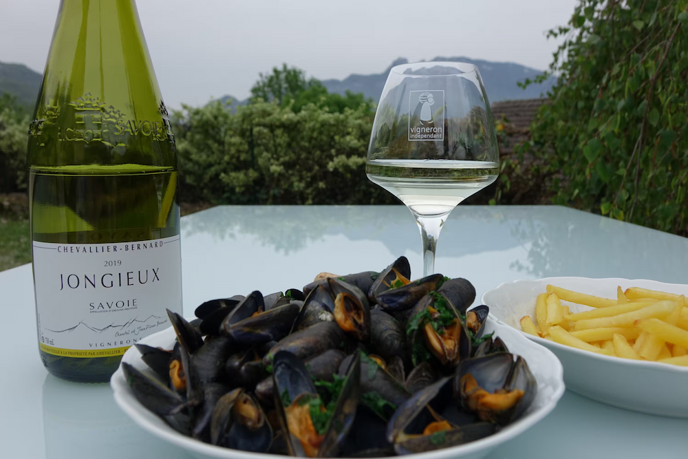 Do you know Moules Marinière with Savoie white wine? Add a fruity twist to your mussels! Discover our Jongieux Jacquère white wine, a favorite of the 2021 Hachette Guide.