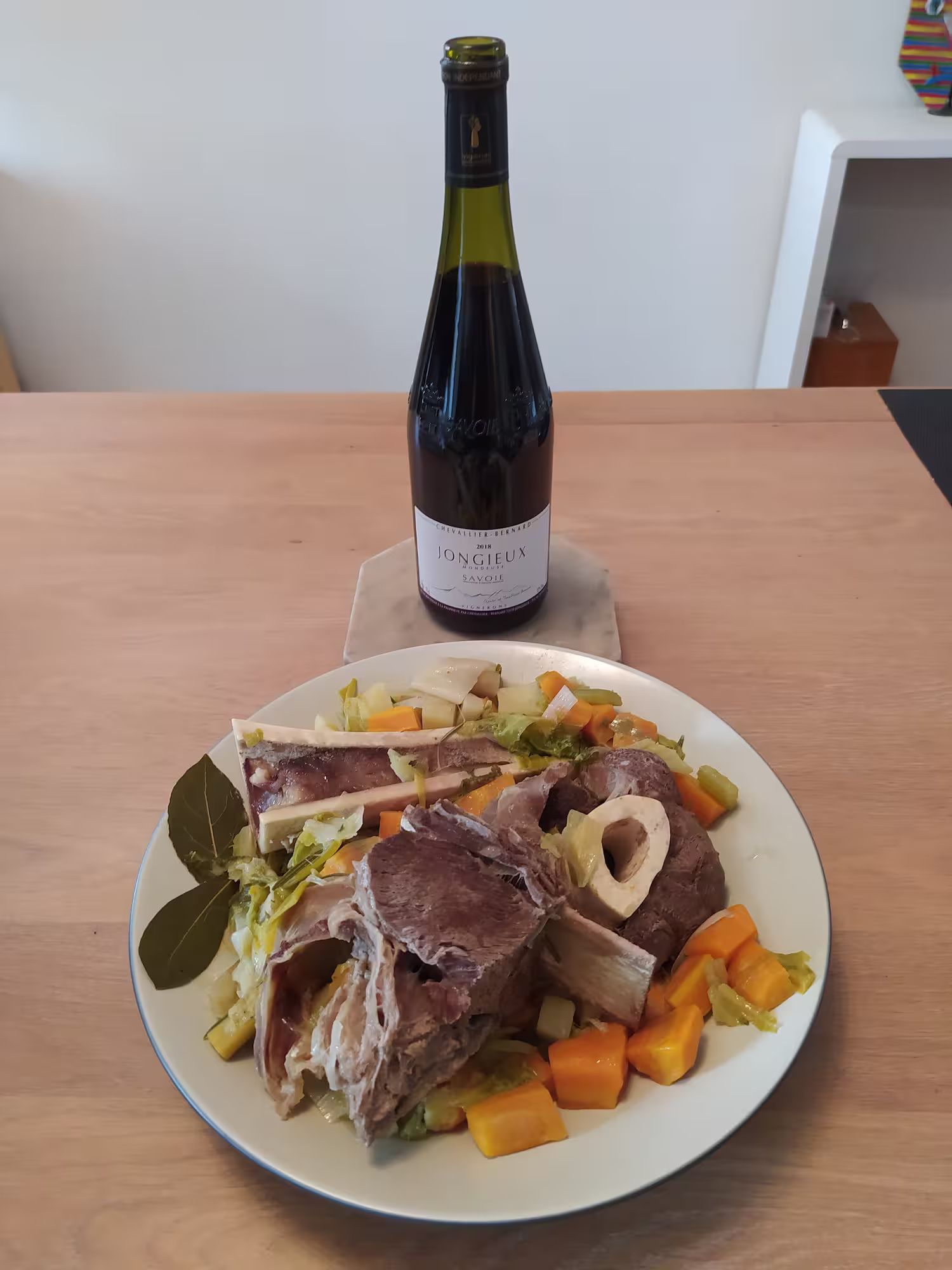 The weather is getting cooler, how about warming up with a pot-au-feu? Enjoy it with our red Jongieux Mondeuse wine!