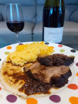 发现我们的Jongieux Mondeuse红酒与野猪肉的完美搭配!在冬初时,如果你有一位狩猎朋友,让Mondeuse的香气点缀你的肉品,享受用餐时一杯美酒!